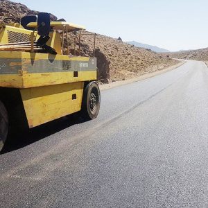 عملیات آسفالت معابر معادن چغارت و سه چاهون و جاده دسترسی به چاه‌های آب حسن آباد